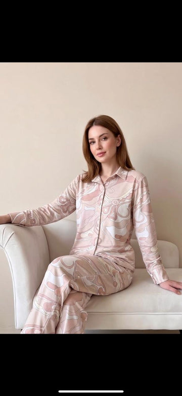 Classic collar and button-front design